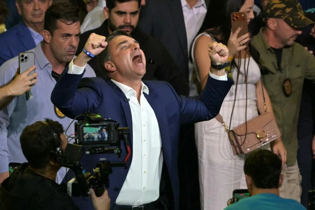 Flávio Bolsonaro diz que Jair Bolsonaro lhe passará a faixa presidencial em janeiro de 2027