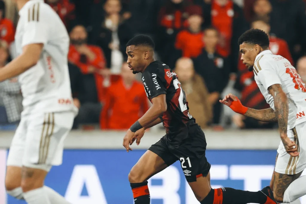 Athletico-PR vence Internacional por 2 a 0 e se mantém em 3º no Brasileirão