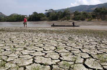 Fonte: Pescador em rio parcialmente seco na Colômbia (REUTERS/John Vizcaino)