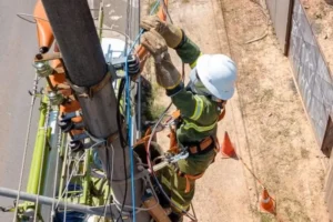 Aneel multa Neoenergia Coelba em R$ 82,7 milhões por irregularidades em conexões de micro e minigeração