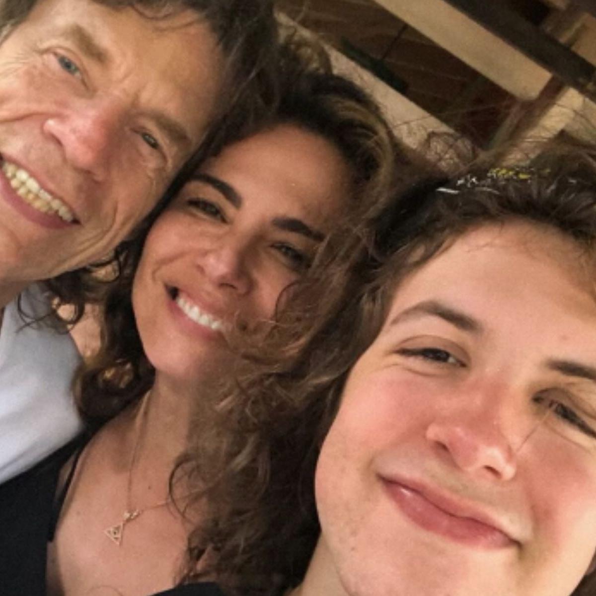 Fonte: Luciana Gimenez junto do filho Lucas Jagger e do cantor Mick Jagger • Reprodução | Redes sociais