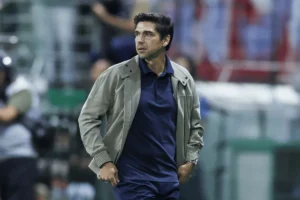 Abel Ferreira defende Carlos Miguel após falha na derrota do Palmeiras para o Atlético-MG