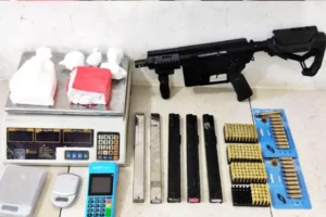 PM apreende submetralhadora, munições e cerca de 1 kg de drogas em Vitória da Conquista