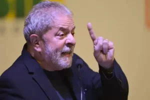 Lula assina MP que eleva salário mínimo para R$ 1.320 e aumenta isenção do IR para R$ 2.640