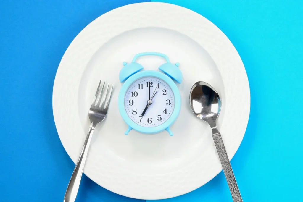 Restringir alimentação a 8–9 horas pode preservar funções cognitivas em mulheres mais velhas, indica estudo