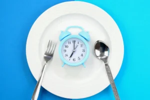 Restringir alimentação a 8–9 horas pode preservar funções cognitivas em mulheres mais velhas, indica estudo