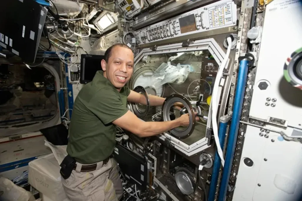 Três tripulantes retornam à Terra após 241 dias na Estação Espacial Internacional