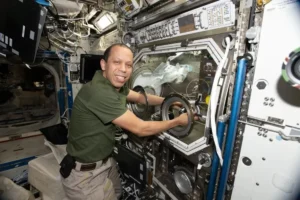 Três tripulantes retornam à Terra após 241 dias na Estação Espacial Internacional