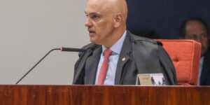 Moraes dá prazo à PGR após Flávio Bolsonaro não comparecer à PF