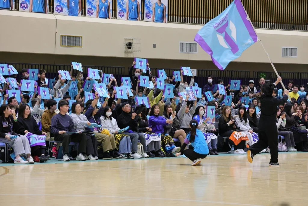 Assistir a jogos ao vivo fortalece laços sociais, diz estudo da Universidade de Tsukuba