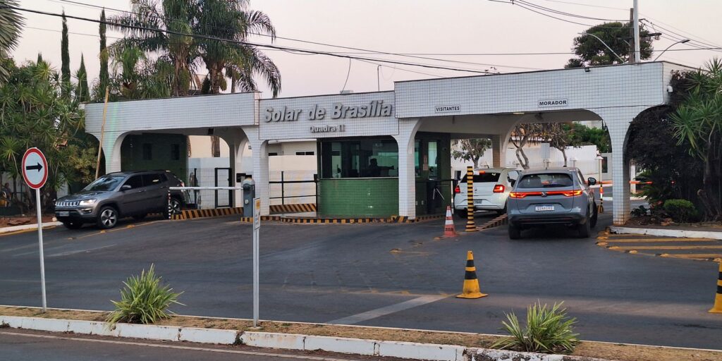 Defesa de Bolsonaro pede autorização para visita de Javier Milei durante prisão domiciliar