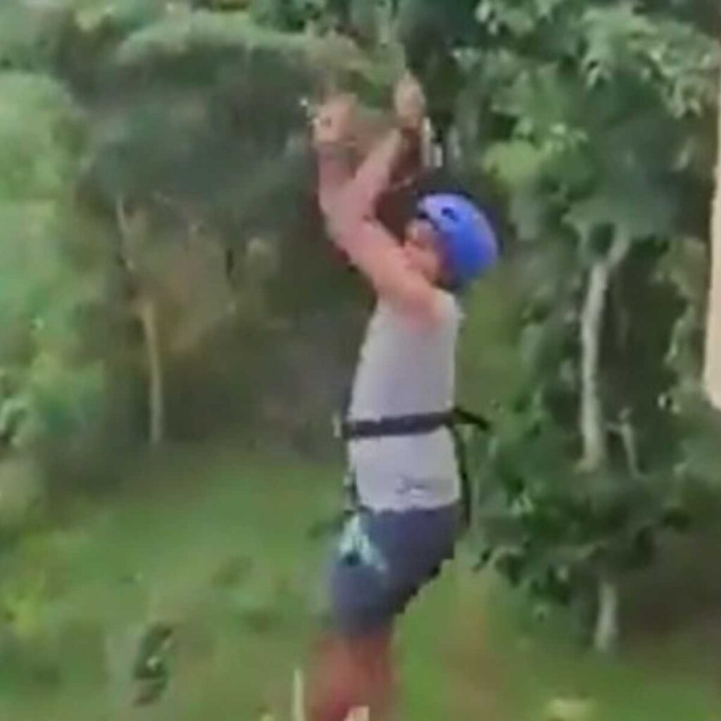 Turista cai de cerca de 12 metros após falha em tirolesa em resort na Índia