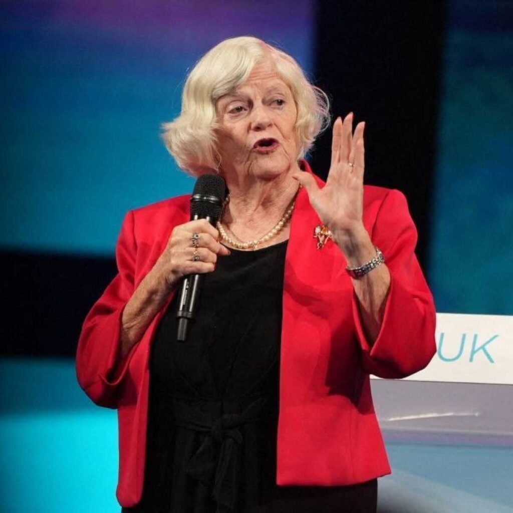 Promotores dizem que ex-ministra Ann Widdecombe foi morta com 21 marteladas na cabeça