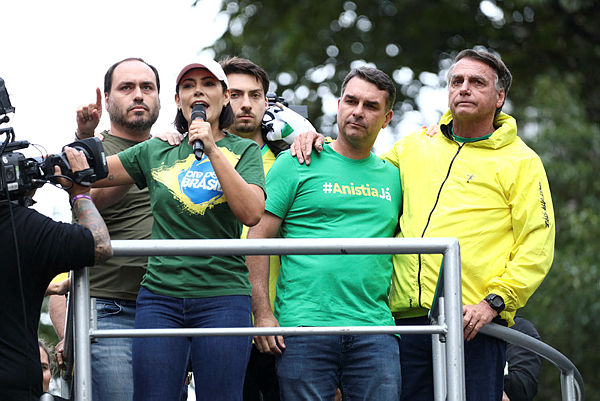 Michelle Bolsonaro aceita pedido de desculpas de Flávio e abre diálogo
