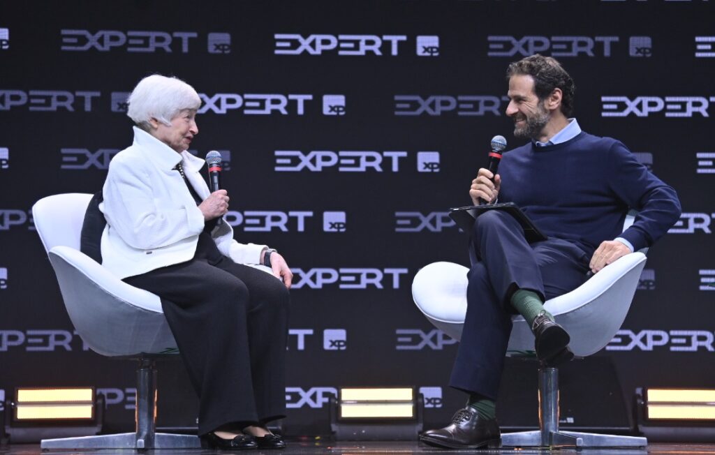 Yellen afirma não haver evidência de choque de produtividade por IA que justificaria corte de juros nos EUA