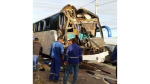 Colisão entre ônibus e caminhão na Via Parafuso deixa 17 feridos perto da BYD em Camaçari