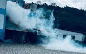 Vazamento de amônia mobiliza bombeiros em antigo frigorífico na zona rural de Jequié