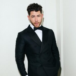 Nick Jonas ficou abatido quando filme de Miley Cyrus superou o dos Jonas Brothers, diz ex-guitarrista