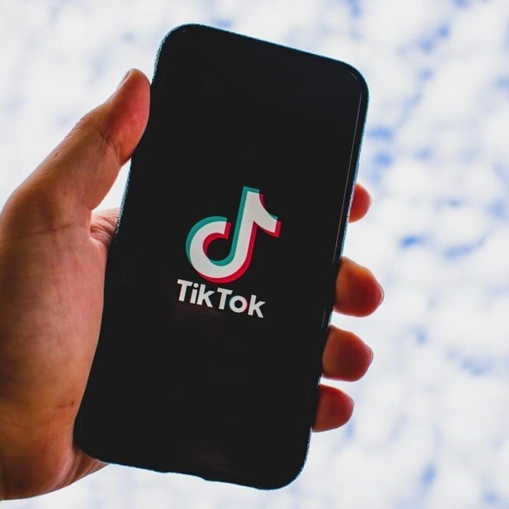 União Europeia acusa TikTok de expor menores a riscos online