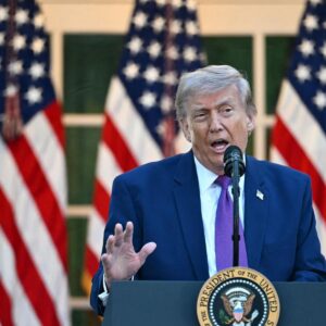 Trump diz avaliar ataques em grande escala contra o Irã
