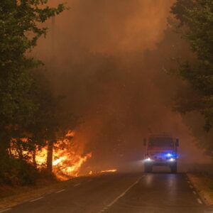 Incêndios forçam evacuação de quase 270 mil pessoas na França e na Espanha