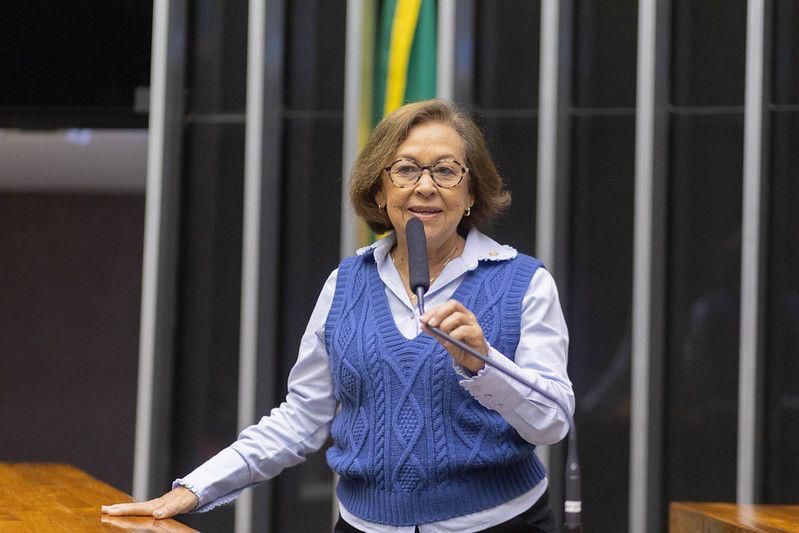 Lídice critica ato com mulheres seminuas em Salvador