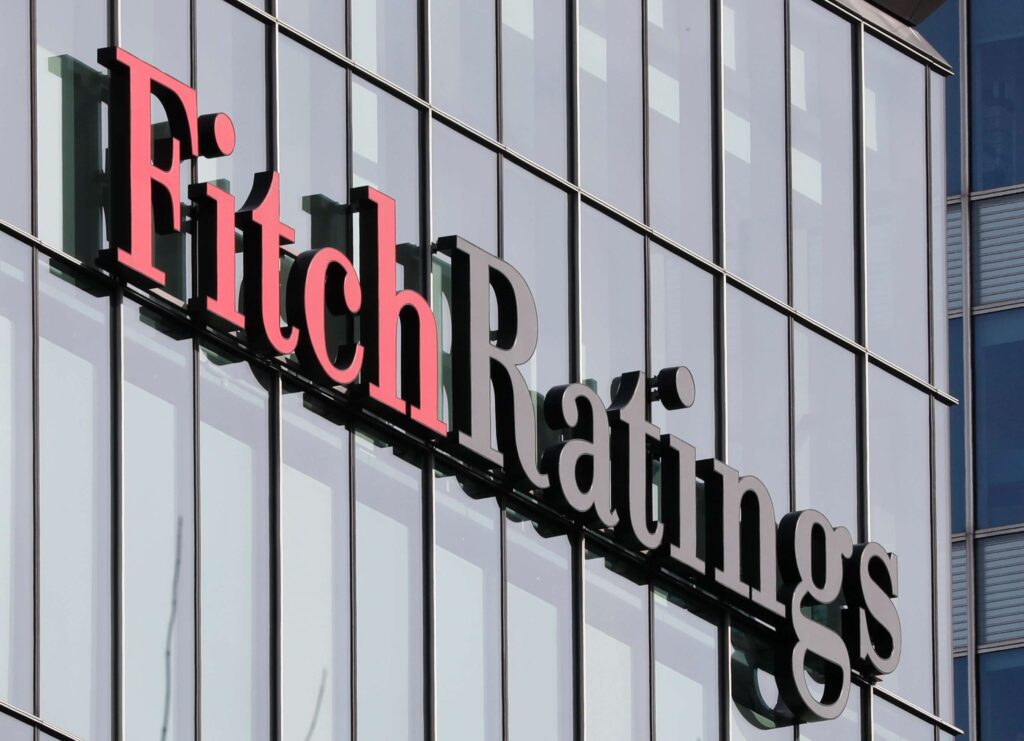 Empresas devem investir ao nível mínimo em 2027 por conta dos juros, diz Fitch