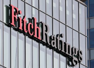 Empresas devem investir ao nível mínimo em 2027 por conta dos juros, diz Fitch