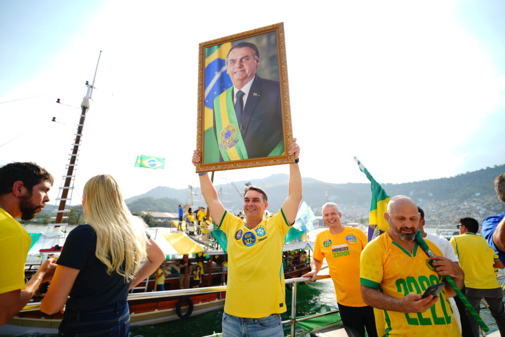Flávio Bolsonaro diz estar há quase dois meses sem ver o pai