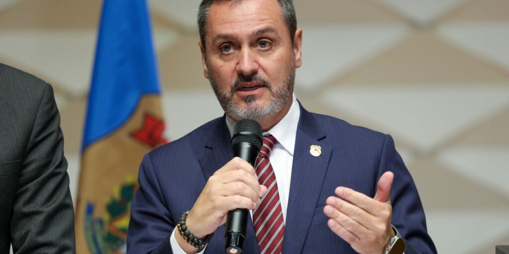 Mendonça afasta diretor