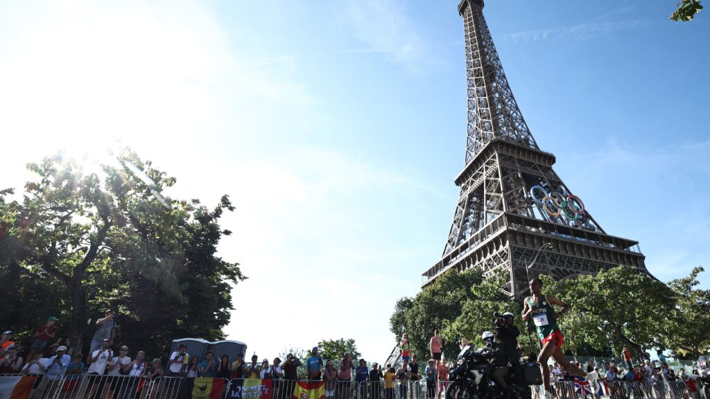 Torre Eiffel reabre após greve de funcionárias por exclusão durante visita de grupo hindu