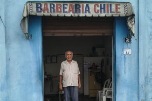 Há 56 anos no mesmo ponto, barbeiro de 82 anos é memória viva de Brumado