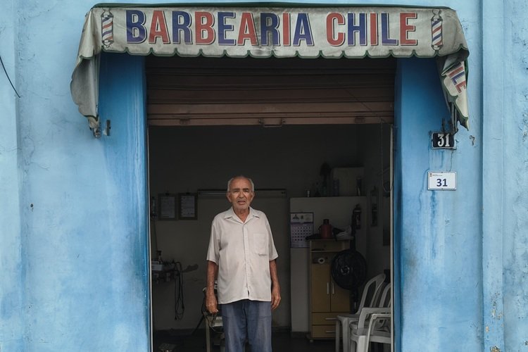 Há 56 anos no mesmo ponto, barbeiro de 82 anos é memória viva de Brumado