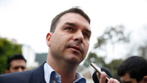 Flávio Bolsonaro tentou levar caso Dark Horse para as mãos de Mendonça