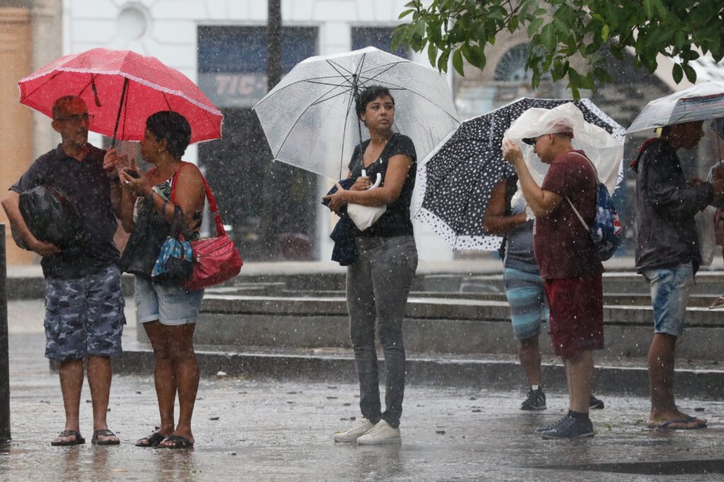 Alerta laranja de tempestade atinge 656 cidades no Brasil
