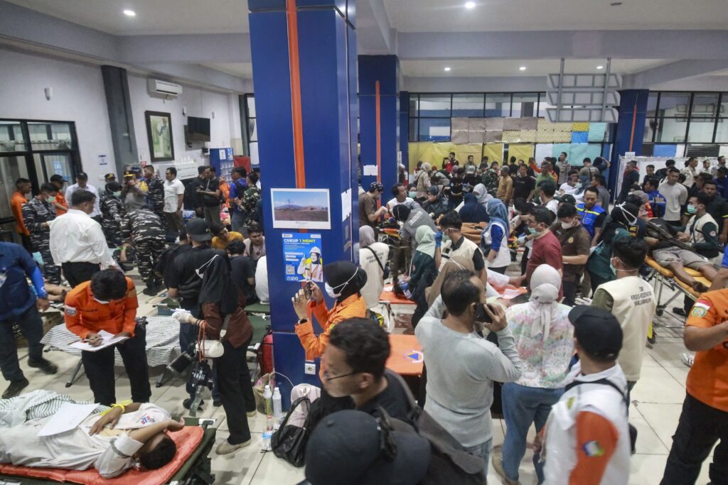 Balsa naufraga na Indonésia e deixa seis mortos e 129 desaparecidos