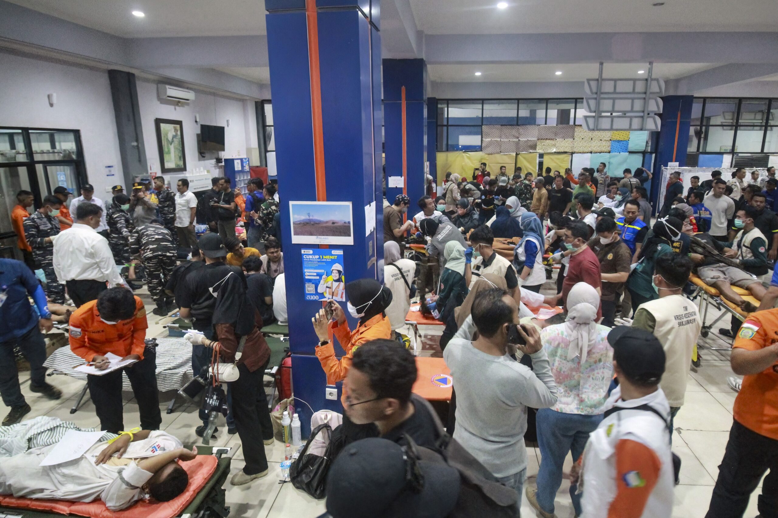 Fonte: Equipes de resgate preparam-se para evacuar vítimas da balsa de passageiros Virgo Transport 8 no terminal portuário, antes de encaminhá-las a um hospital em Banjarmasin, no Kalimantan do Sul, em 13 de setembro de 2026. • INFUZ / AFP