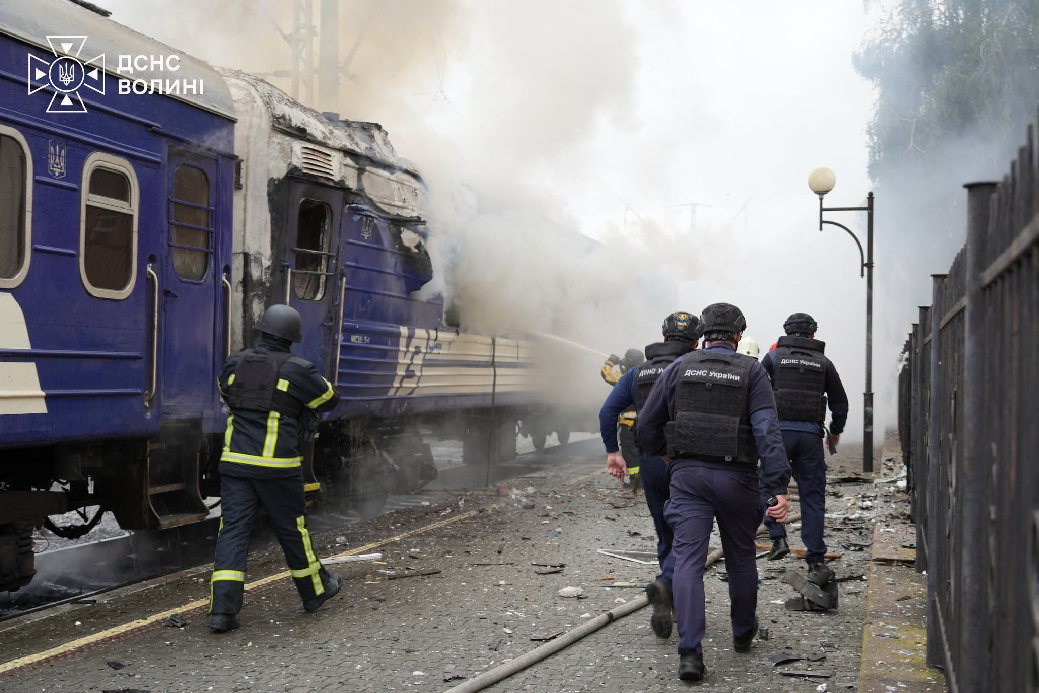 Fonte: Bombeiros combatendo um incêndio em um vagão de trem danificado por um ataque de drone perto da fronteira com a Polônia • Handout / Ukrainian State Emergency Service / AFP