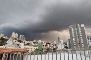 Frente fria coloca MG e outros estados sob alerta para chuvas intensas e temporais