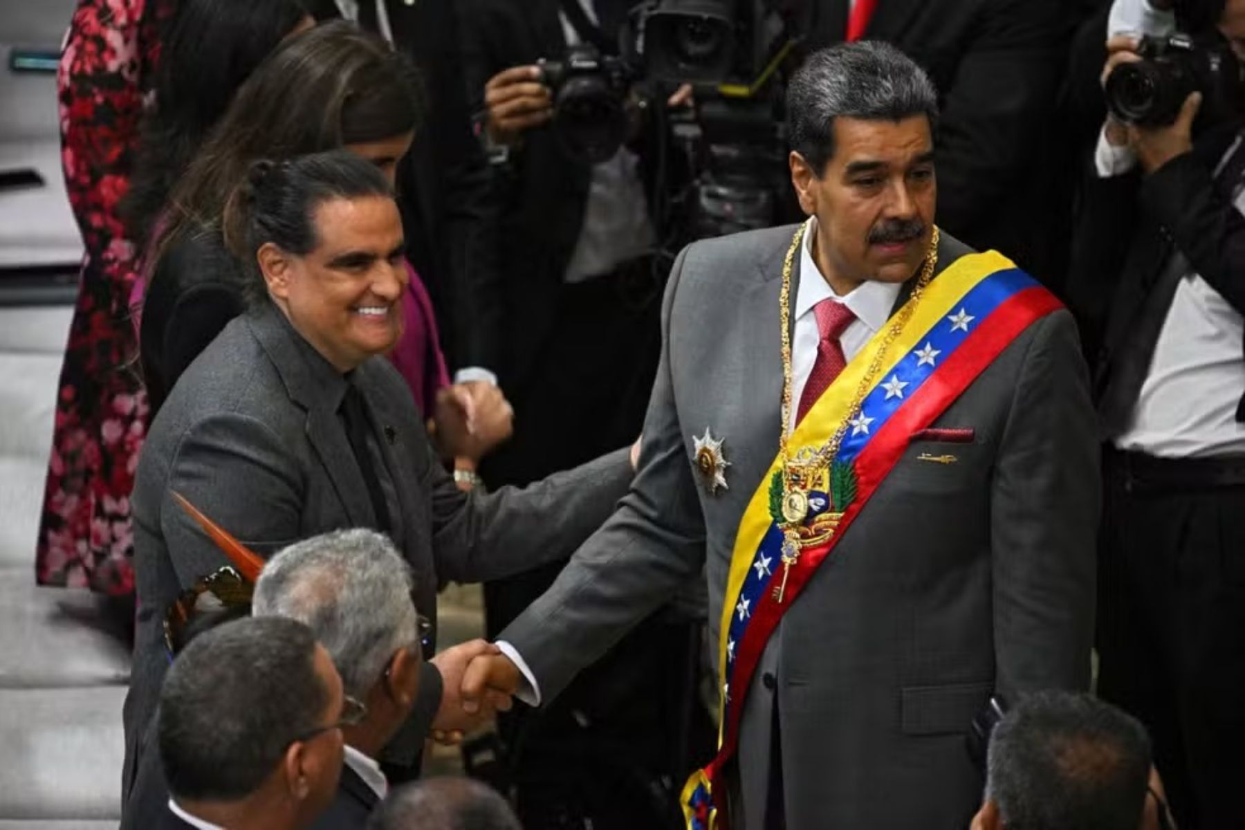 Fonte: Na foto, Alex Saab ao lado de Nicolás Maduro • https://admin.itatiaia.com.br/wp-content/uploads/sites/27/2026/09/FotoJet-1-28.jpg