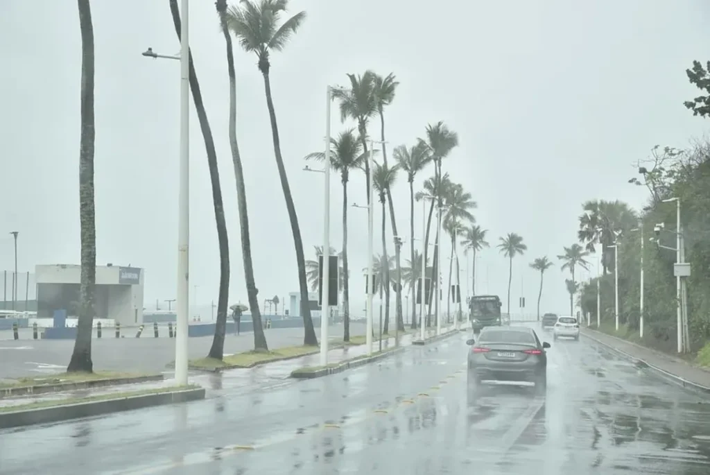 Vai chover? Salvador tem previsão de trovoadas no fim de semana