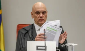 Vorcaro pediu prioridade para família de Moraes em voo de jatinho