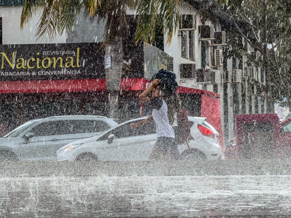Chuva de 100 mm ameaça 708 cidades de três estados nesta segunda veja lista